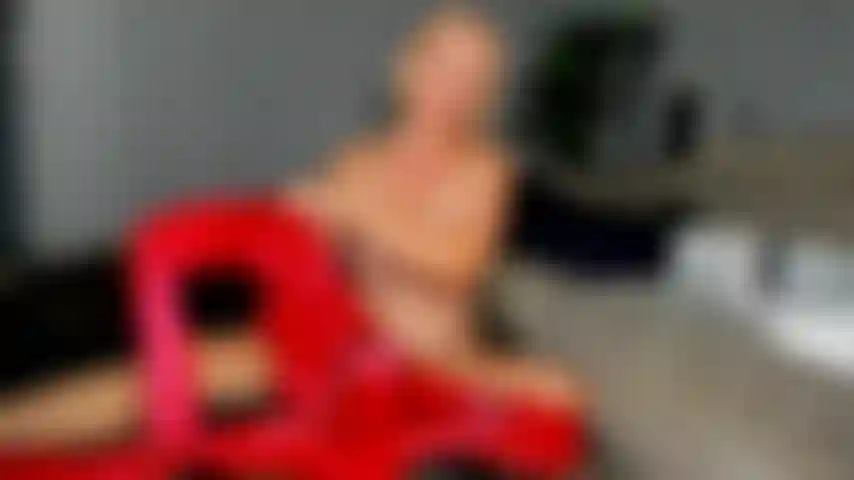 Adatta per la tuta da gatto in lattice. Guardami mentre mi ci metto dentro e ti do un bel strapon con un grosso cazzo nero. ( Spettacolo dal vivo registrato).