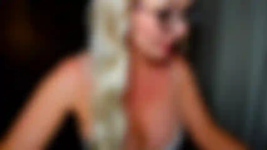 Valutazione delle prestazioni da parte di un capo cattivo! Sei pronta a fare qualsiasi cosa per mantenere il tuo lavoro, anche se la tua ragazza è fuori e può sentirmi gemere?