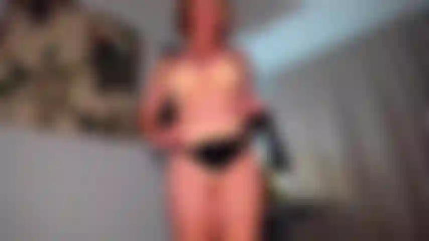 Tua moglie adorerà il mio strap-on tanto quanto te. Mostrerò a tua moglie che tipo di cazzo si merita. Anche il mio strap-on è meglio del cazzo del tuo inutile scagnozzo. Lei ti smorzerà e tutto ciò che farai sarà seguirmi finché non sarai al verde.