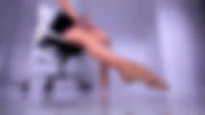 Pregami di lasciarti baciare e leccare i miei piedi perfetti, diventare la mia puttana.