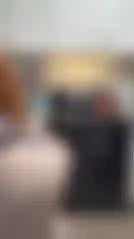 Una sexy che cucina in perizoma e grembiule, in soggettiva, sporcandosi.