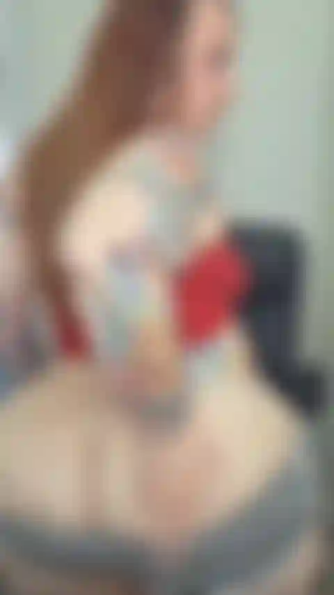 Una cagnolina in prima persona, un gioco di ruolo dominato da una donna matura.