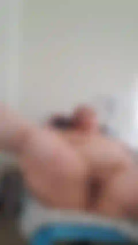 Fa masterbating con il mio vibratore, con le gambe spalancate.