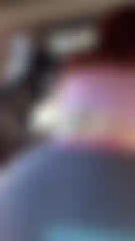 Teaser che scuote il culo in macchina.