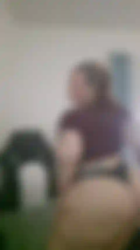 Al rallentatore. Sto facendo quel culo. Twerming, che fa oscillare quell'onda, per voi amanti del culo duro.