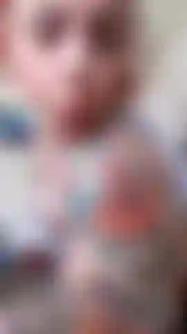 Teaser si tira su i pantaloni.