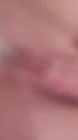 Figa bagnata nella vasca da bagno.