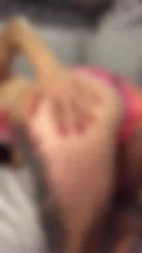 37. Prendo in giro con il mio bikini lucido, culo grosso: in silenzio così i vicini non sentono.