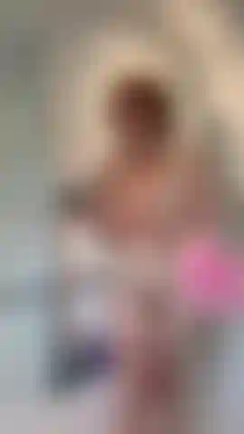 Chi vuole strofinarmi la schiena sotto la doccia!