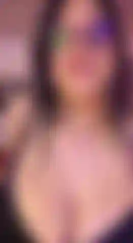 È iniziato tutto con un piccolo colpetto sui miei capezzoli, e ora non riesco a farli smettere di rimbalzare!