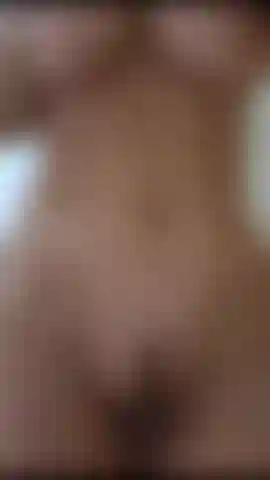 Nuda, sotto la doccia bagnata.