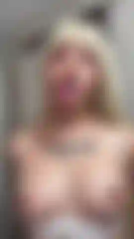 Faccio rimbalzare le mie tette in faccia a te.