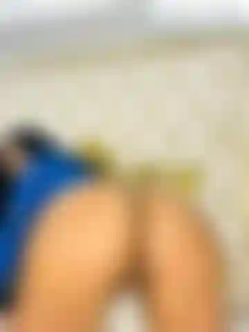 Tutto il culo e la figa nuda e ti rimbalzo addosso.