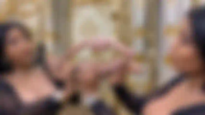 Ebano esotico che succhia e masturba 3 cazzi alla volta.