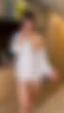 Vuoi mangiare prima il dolce? Le mie gambe sono già aperte per te.