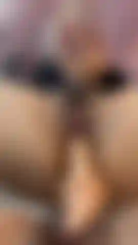 Mi scopo il mio dildo e squirto velocemente.