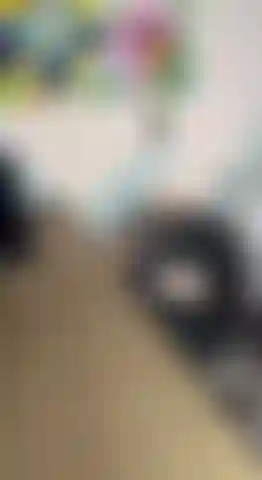 Che lezione noiosa... Metterò il mio giocattolo preferito tra le mie gambe.