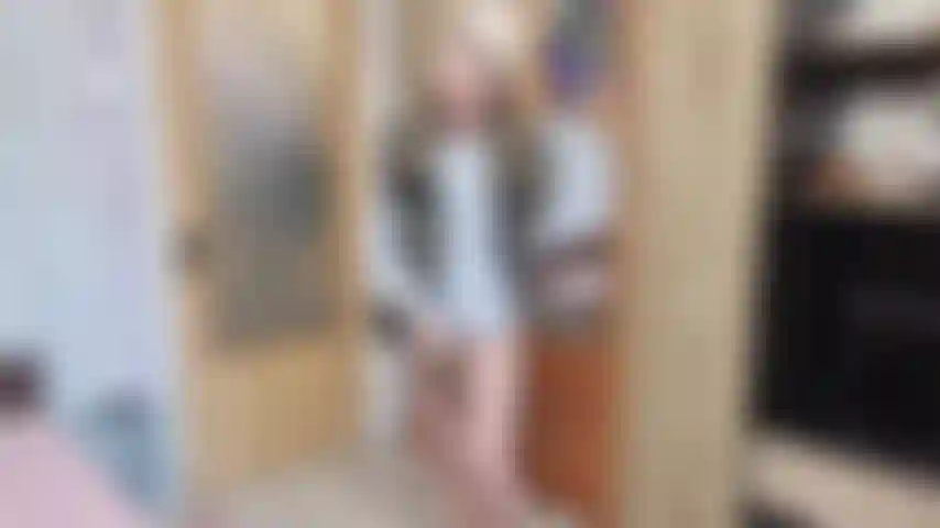 Feticista del maglione, strofinata la figa, mi godo una pelliccia.