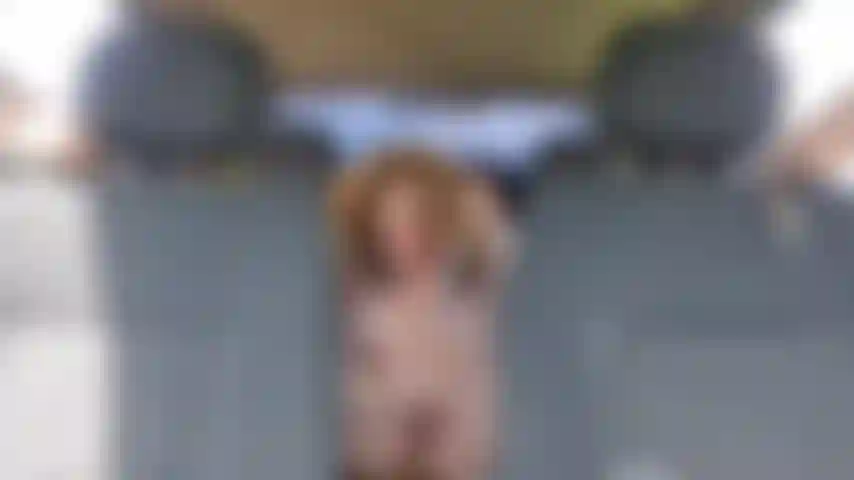 Fumo e mi masturbo in macchina mentre indosso una giacca.