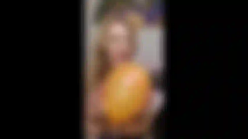 Feticista dei palloncini, della pelle, dei tacchi e della pelliccia.