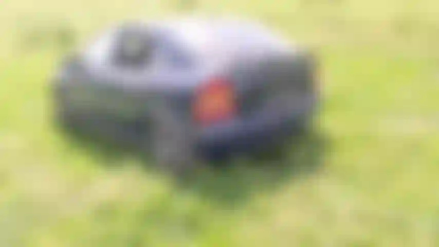 L'auto trema all'aperto, l'auto rimbalza mentre indosso una giacca invernale.