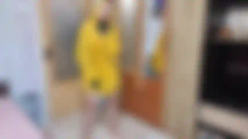 Mi masturbo mentre indosso un poncho antipioggia e guanti.