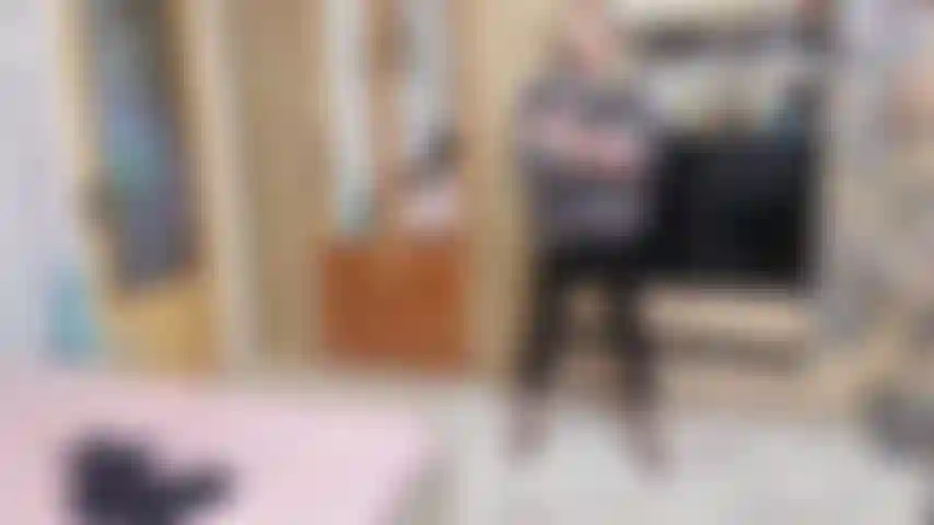 Ti prendo in giro con i miei pantaloni in lattice e la mia pelliccia.