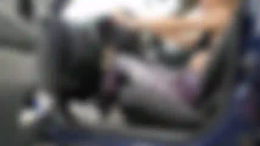 Che pedala mentre indosso scarpe da ginnastica e leggings.