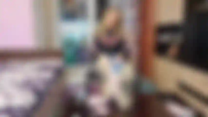 Un feticista delle scarpe da ginnastica, delle suole e dei jeans.