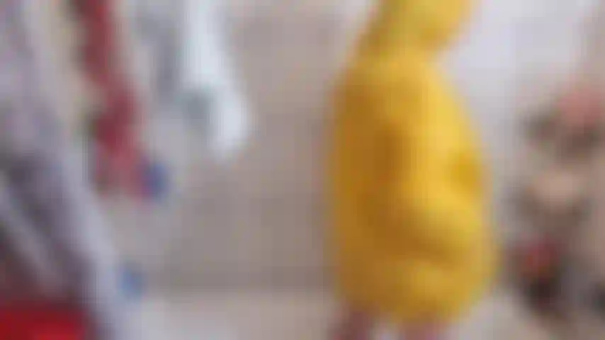 Provoco, gioco con la figa mentre indosso un poncho sotto la doccia.