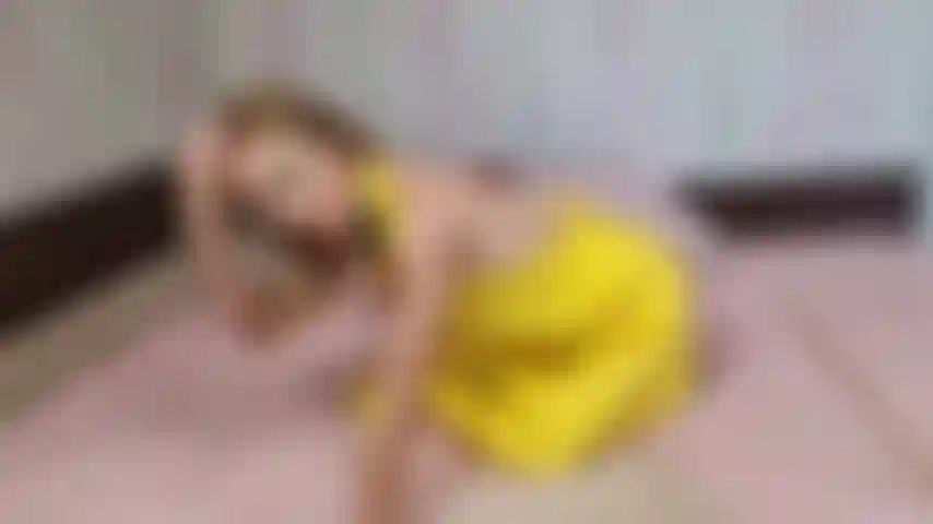 Grembiule in pvc, gola profonda, bavaglio, sputi, masturbazione.