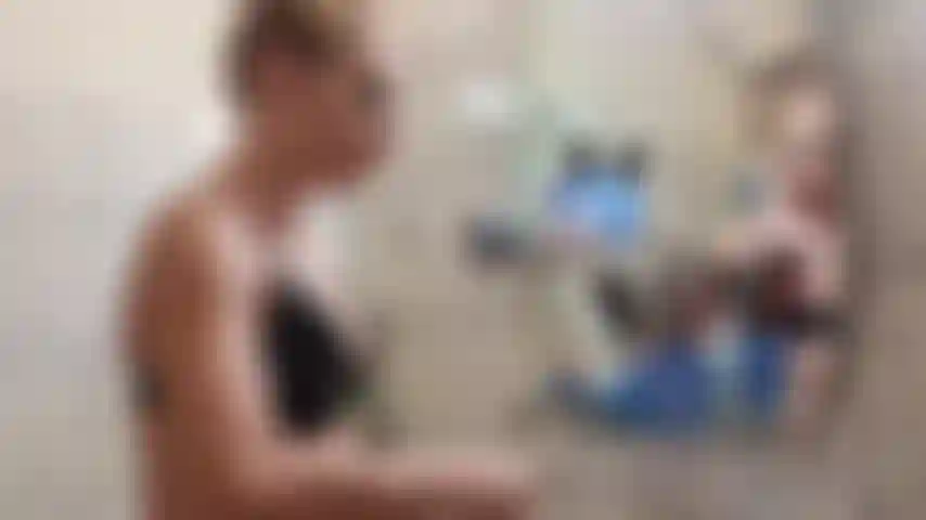Feticista del lavaggio dei denti, sputo sul reggiseno in lattice.