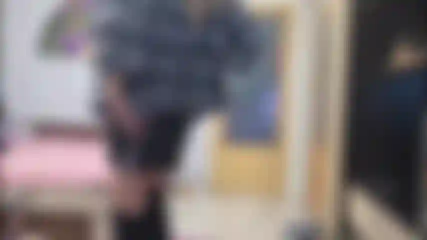 Pelliccia, pelle e stivali con tacco alto stuzzicano.