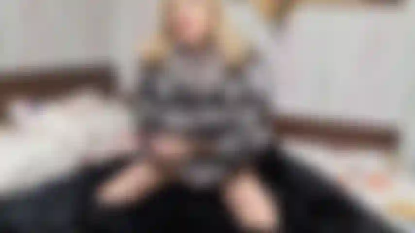 Ti stuzzico con la mia pelliccia e la mia lingerie di pelle.