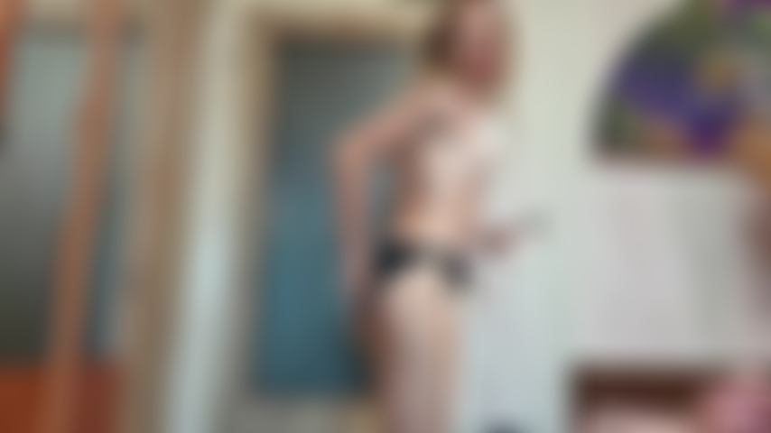 In piedi anale con un dildo e con un dildo anale da cavalcare.