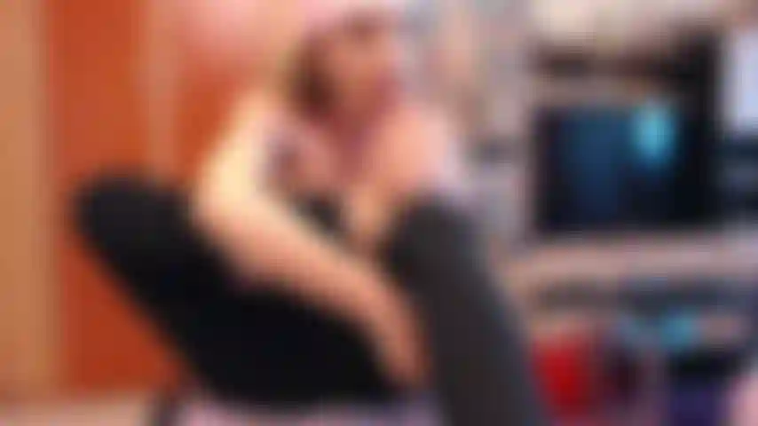 Sputo, lecco e succhio i miei piedi, parlo sporco.