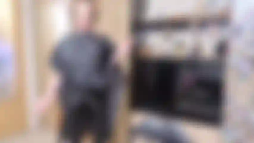 Dominazione femminile, fumatrice, latex, mantella da parrucchiere.