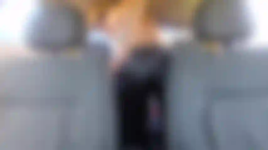 Mi masturbo attraverso i pantaloni a vento di nylon in macchina.