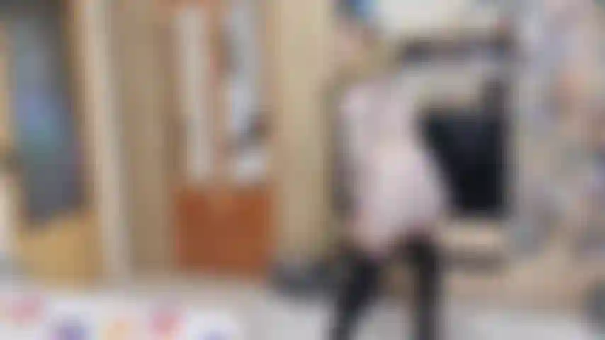 Ti stuzzico con la mia soffice giacca invernale e gli stivali con i tacchi alti.