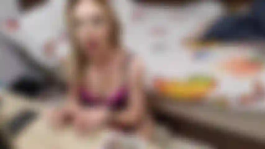 Con le unghie lunghe che toccano il feticcio asmr.