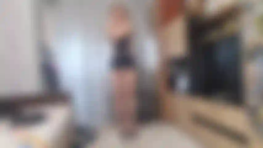 Punizione per le orecchie, sit up, posizione murga mentre indosso un vestito in lattice e scarpe col tacco alto.