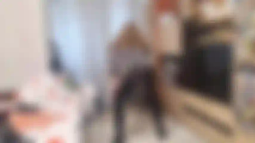 Feticista della pelliccia, tacchi alti, spogliarello.