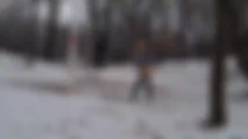 Ti prendo in giro mentre modello la mia pelliccia all'aperto.