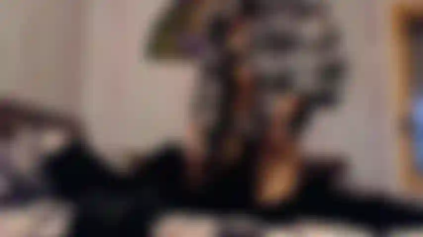 Spogliarello, tacchi alti, pelliccia, lingerie in lattice.