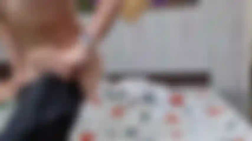 Ti stuzzico con il culo in pantaloni a vento di nylon.