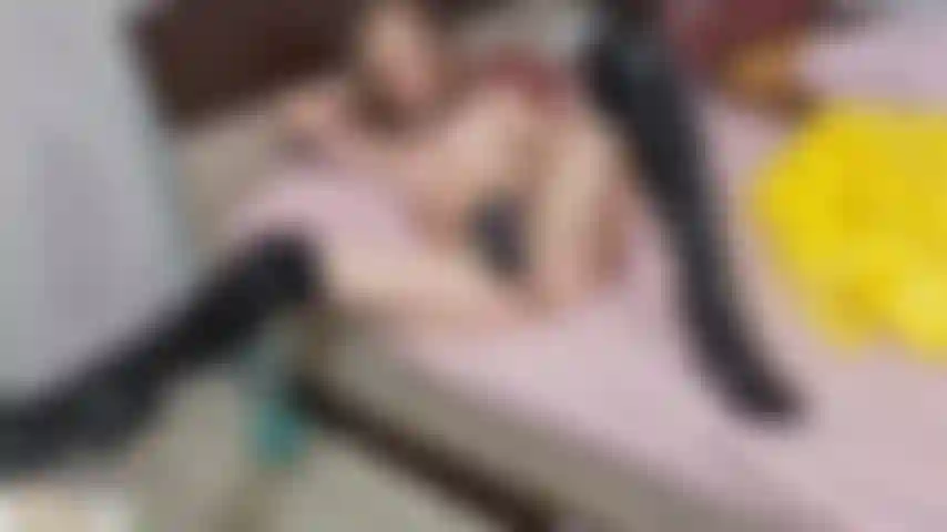 Mi masturbo mentre indosso guanti e stivali di pelle.