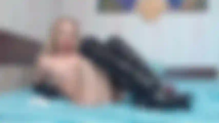 Stivali con tacchi alti in lattice, sega con stivali su dildo.