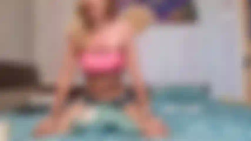 Mi godo il cuscino mentre indosso jeans corti e reggiseno sportivo.