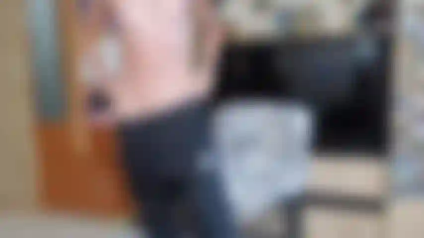 Ti provoco con i miei pantaloni a vento di nylon, mentre ti parlo sporco, mi masturbo attraverso i miei pantaloni a vento finché non vengo.