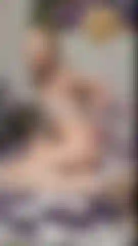 Piace praticare sesso orale, pompino, pompino con dildo, sega con i piedi.